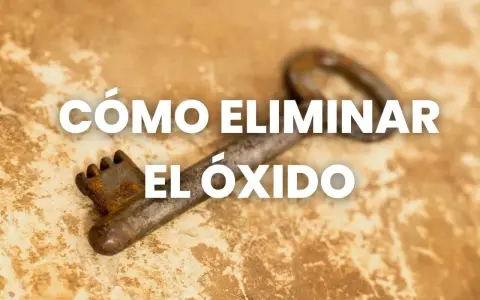 Una llave antigua y oxidada sobre una superficie texturizada, con el texto "CÓMO ELIMINAR EL ÓXIDO" superpuesto.