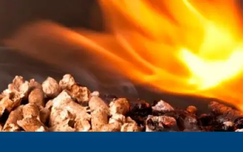 Pellets ardiendo en una estufa, mostrando cuánto consume una estufa de pellets.