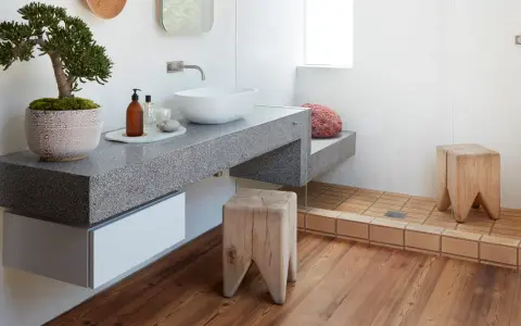 Ideas para baños modernos: lavabo sobre encimera de terrazo, taburetes de madera rústica y ducha con suelo de baldosas.