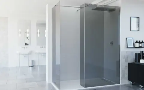 Moderno baño con mampara de ducha de esquina de cristal ahumado, lavabos dobles y accesorios elegantes.