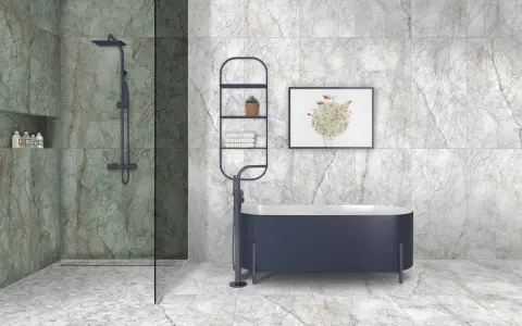 Elegante baño con ducha y bañera azul. Las paredes y el suelo lucen un vinilo para baños sobre azulejos con efecto mármol.