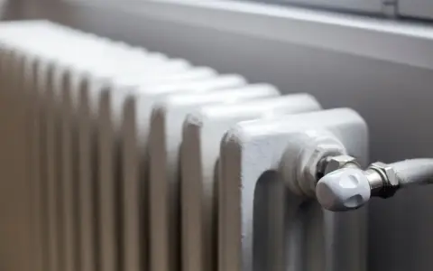 Radiador blanco de gas, ideal para saber cuáles son los mejores radiadores para calefacción de gas.