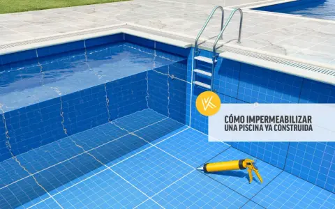 Pistola de silicona lista para impermeabilizar piscina. Muestra cómo impermeabilizar una piscina ya construida.