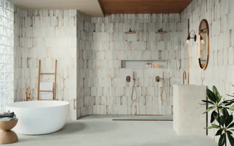 Baño moderno con bañera exenta y ducha doble. Las paredes presentan azulejos con un diseño rústico y detalles dorados, reflejando las últimas tendencias azulejos baño.