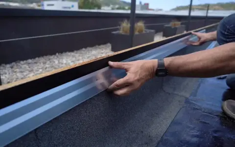 Instalación de perfil metálico en borde de tejado, parte del proceso de como poner tela asfaltica.