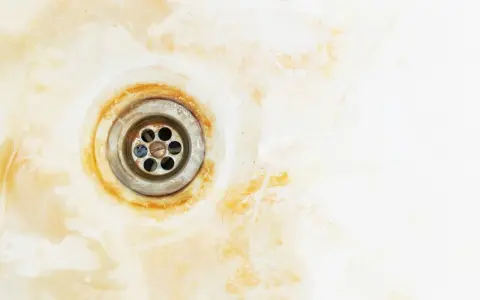 Desagüe de bañera con óxido y manchas amarillas, listo para quitar óxido bañera y pintar.