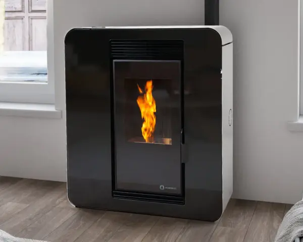 Estufa de pellets moderna con llama encendida. Descubre cómo funciona para calentar tu hogar de forma eficiente.