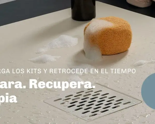 Esponja con espuma sobre plato de ducha de resina. ¡Repara, recupera y limpia tu plato de ducha de resina!