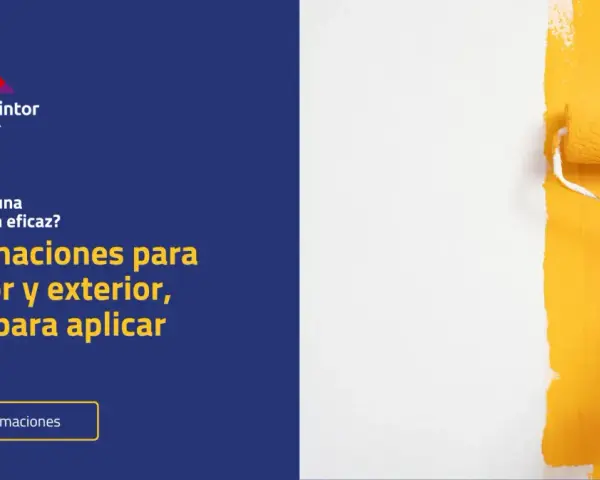 Rodillo pintando una pared con imprimación amarilla. La imprimación es esencial para un acabado perfecto.