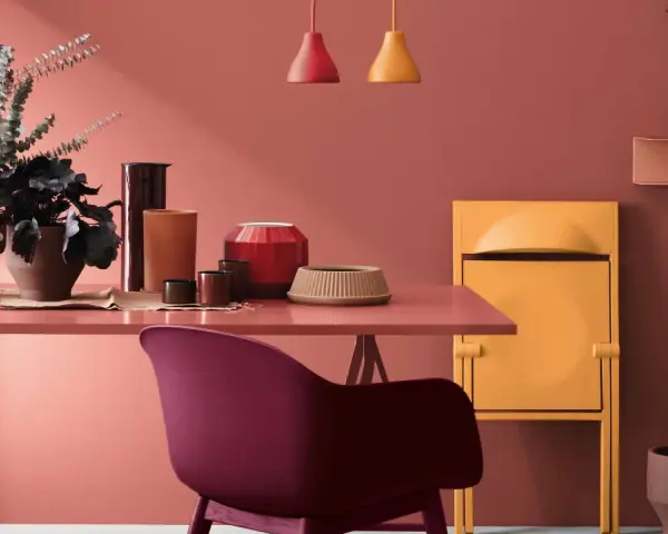 Un espacio moderno con paredes en tono terracota, ideal para inspirarte sobre como pintar paredes y decorar con muebles y objetos en colores vibrantes.