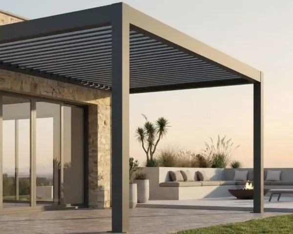 Moderna casa con terraza y **pérgola bioclimática** de lamas orientables. Sofá, tumbonas y hoguera invitan al relax.