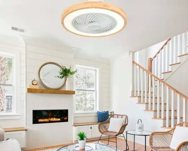 Ventilador de techo moderno con luz LED, uno de los tipos de ventiladores de techo que combina funcionalidad y diseño elegante para salones.
