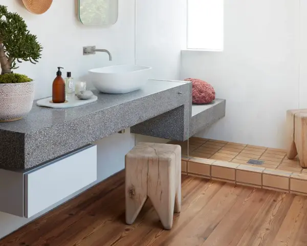 Ideas para baños modernos: lavabo sobre encimera de terrazo, taburetes de madera rústica y ducha con suelo de baldosas.