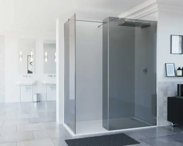 Moderno baño con mampara de ducha de esquina de cristal ahumado, lavabos dobles y accesorios elegantes.