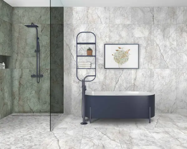 Elegante baño con ducha y bañera azul. Las paredes y el suelo lucen un vinilo para baños sobre azulejos con efecto mármol.