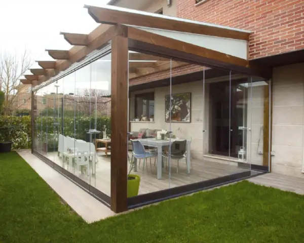 Modernas ideas para cerrar porche con cristaleras, creando un espacio luminoso y funcional con mobiliario de exterior.
