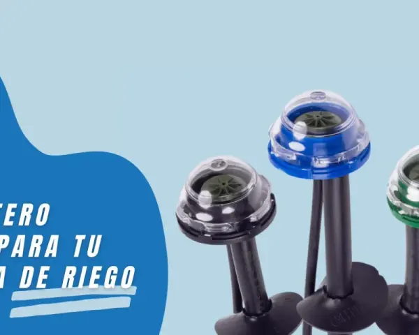 Tres goteros de riego, uno azul, uno negro y uno verde, listos para optimizar tu sistema de riego.