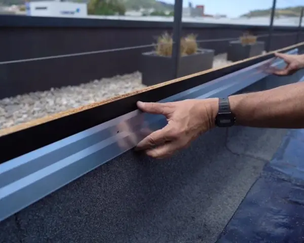 Instalación de perfil metálico en borde de tejado, parte del proceso de como poner tela asfaltica.