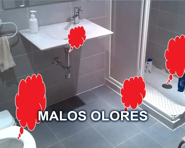 Baño con ducha, lavabo e inodoro. Nubes rojas indican malos olores, sugiriendo un problema con el olor tuberías baño.