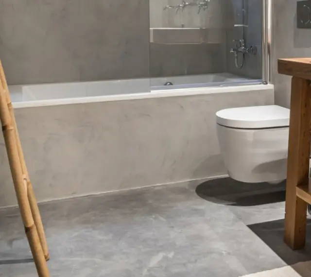 Baño moderno con bañera, inodoro suspendido y lavabo de madera. ¿Cuánto cuesta cambiar bañera por plato de ducha?