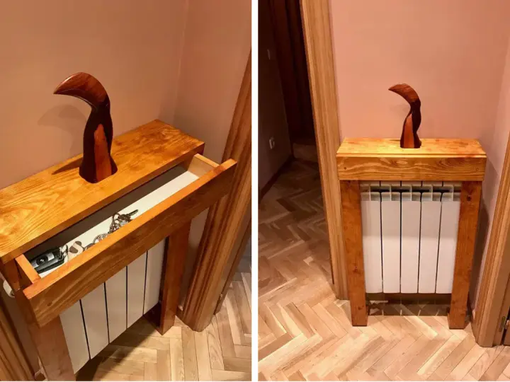 Mueble de madera con un diseño original, que sirve como cubre radiador casero y tiene un cajón para guardar llaves.