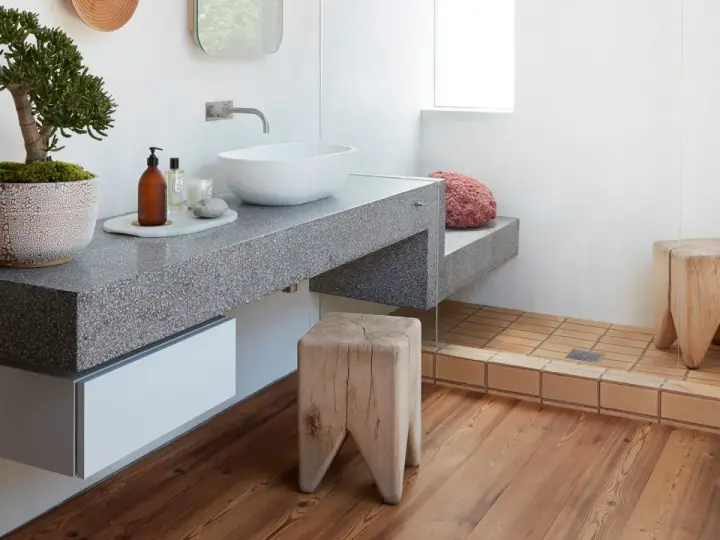 Ideas para baños modernos: lavabo sobre encimera de terrazo, taburetes de madera rústica y ducha con suelo de baldosas.