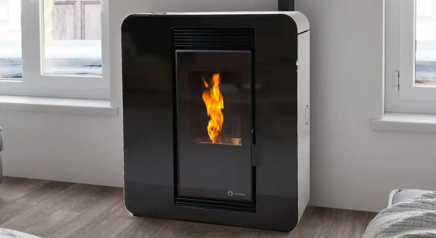 Estufa de pellets moderna con llama encendida. Descubre cómo funciona para calentar tu hogar de forma eficiente.