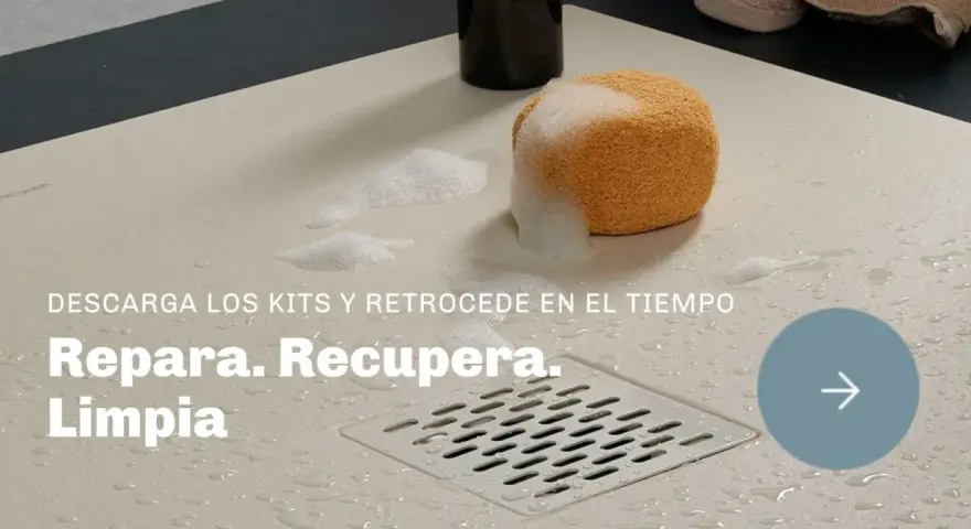 Esponja con espuma sobre plato de ducha de resina. ¡Repara, recupera y limpia tu plato de ducha de resina!