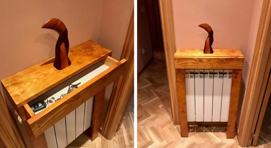 Mueble de madera con un diseño original, que sirve como cubre radiador casero y tiene un cajón para guardar llaves.