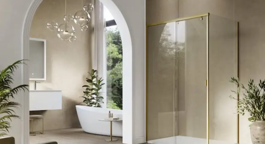 Mampara de ducha moderna con perfil dorado, un ejemplo de los tipos de mamparas de ducha que combinan estilo y funcionalidad en un baño elegante.