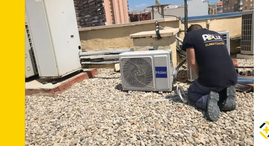 Técnico realizando mantenimiento de aire acondicionado en una azotea. Se ve una unidad Haier y otras unidades de climatización.