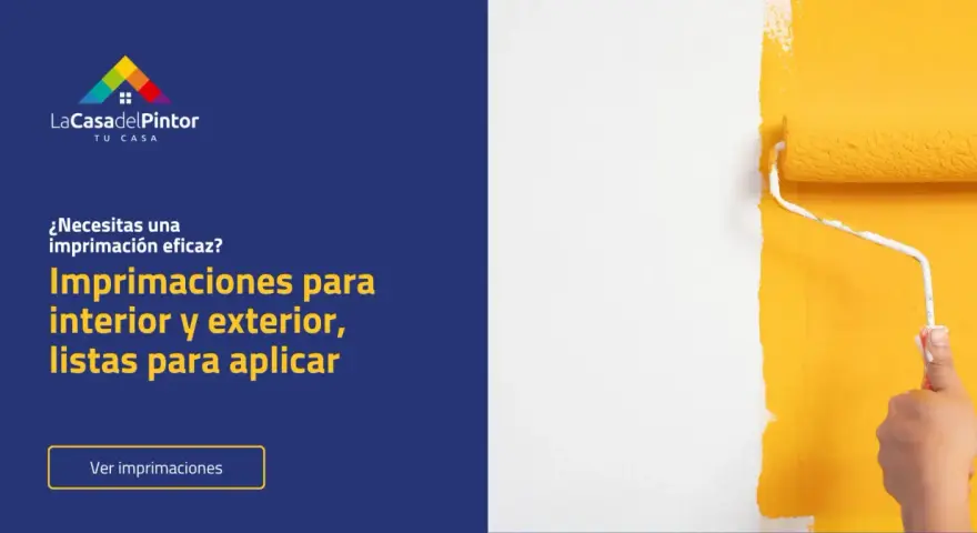 Rodillo pintando una pared con imprimación amarilla. La imprimación es esencial para un acabado perfecto.