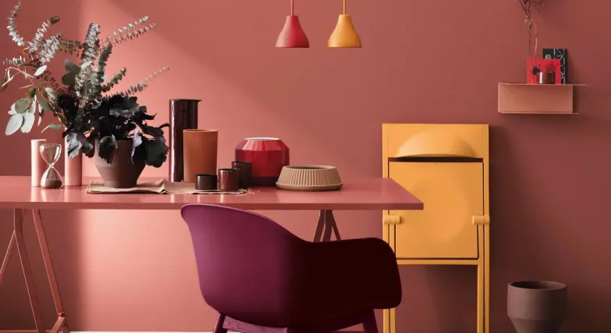 Un espacio moderno con paredes en tono terracota, ideal para inspirarte sobre como pintar paredes y decorar con muebles y objetos en colores vibrantes.
