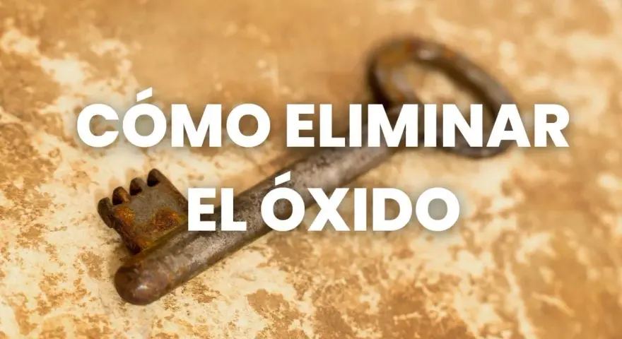 Una llave antigua y oxidada sobre una superficie texturizada, con el texto "CÓMO ELIMINAR EL ÓXIDO" superpuesto.