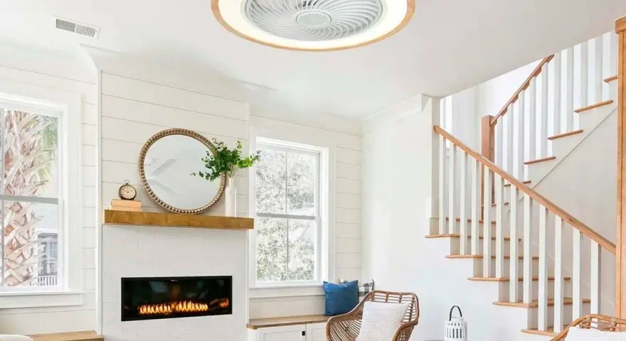 Ventilador de techo moderno con luz LED, uno de los tipos de ventiladores de techo que combina funcionalidad y diseño elegante para salones.