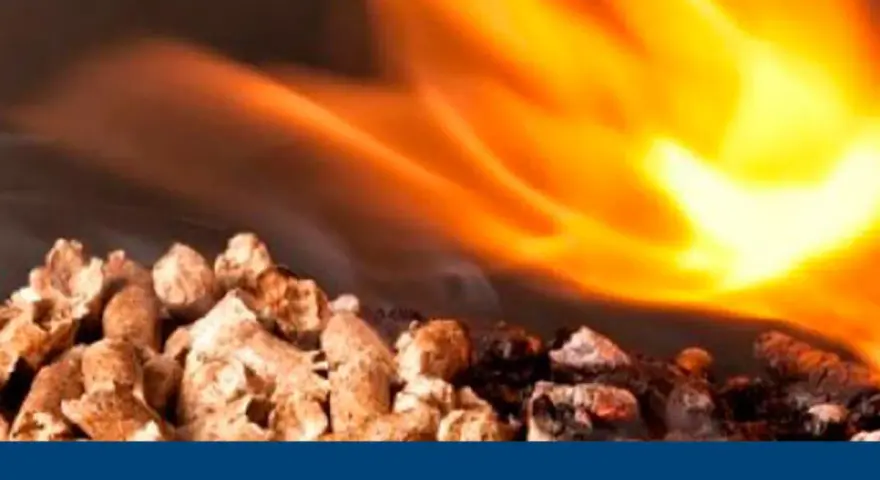 Pellets ardiendo en una estufa, mostrando cuánto consume una estufa de pellets.
