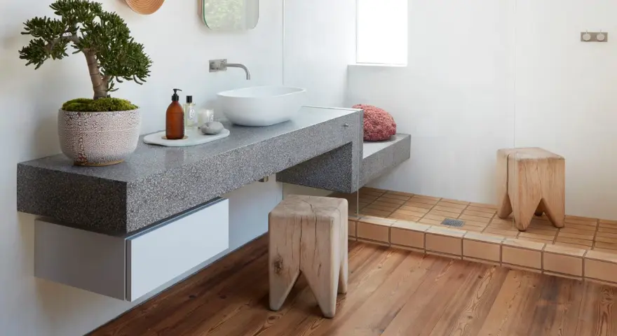 Ideas para baños modernos: lavabo sobre encimera de terrazo, taburetes de madera rústica y ducha con suelo de baldosas.