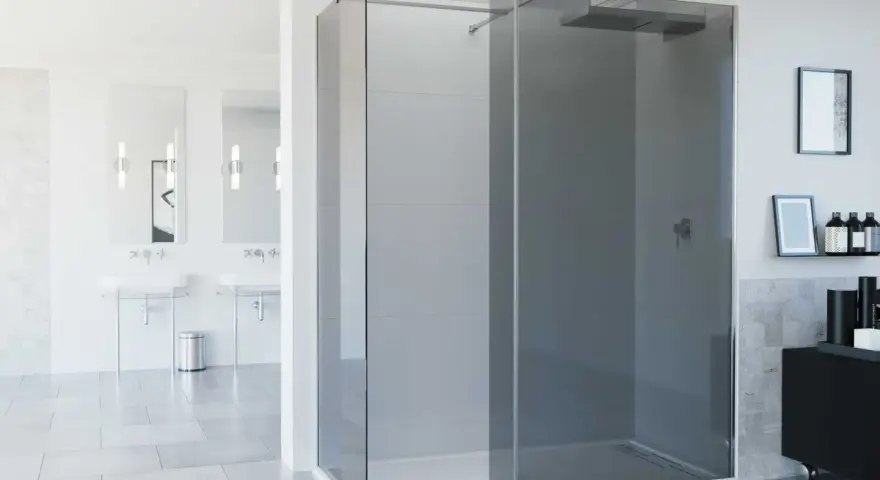 Moderno baño con mampara de ducha de esquina de cristal ahumado, lavabos dobles y accesorios elegantes.