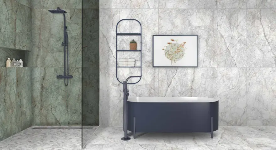 Elegante baño con ducha y bañera azul. Las paredes y el suelo lucen un vinilo para baños sobre azulejos con efecto mármol.