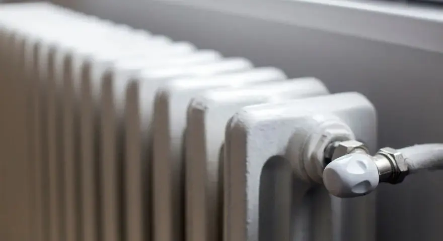 Radiador blanco de gas, ideal para saber cuáles son los mejores radiadores para calefacción de gas.
