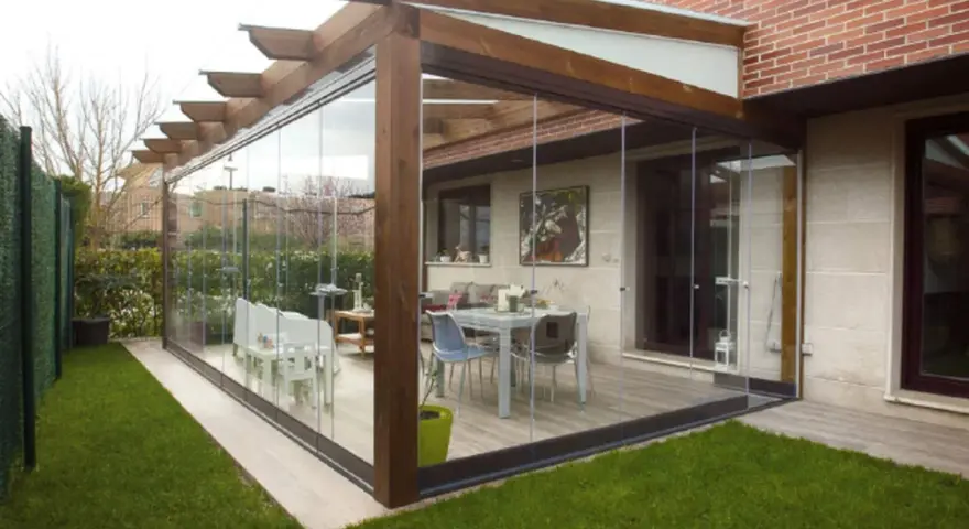Modernas ideas para cerrar porche con cristaleras, creando un espacio luminoso y funcional con mobiliario de exterior.