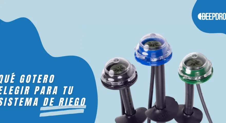 Tres goteros de riego, uno azul, uno negro y uno verde, listos para optimizar tu sistema de riego.