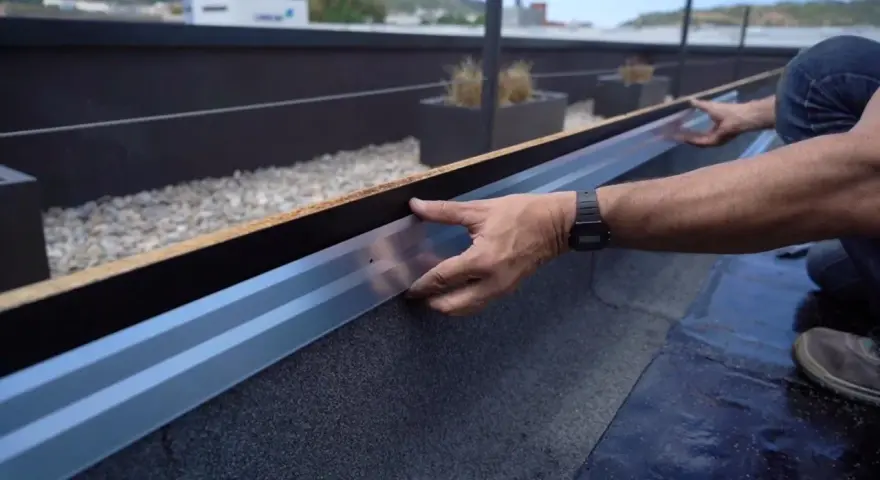 Instalación de perfil metálico en borde de tejado, parte del proceso de como poner tela asfaltica.