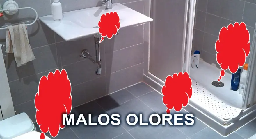 Baño con ducha, lavabo e inodoro. Nubes rojas indican malos olores, sugiriendo un problema con el olor tuberías baño.