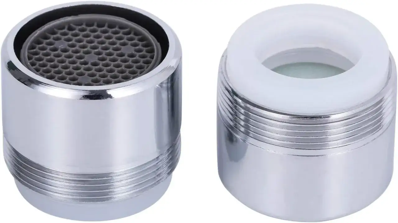 Dos aireadores para grifos, uno con rejilla gris y otro con aro blanco, mostrando diferentes tipos de aireadores para grifos.