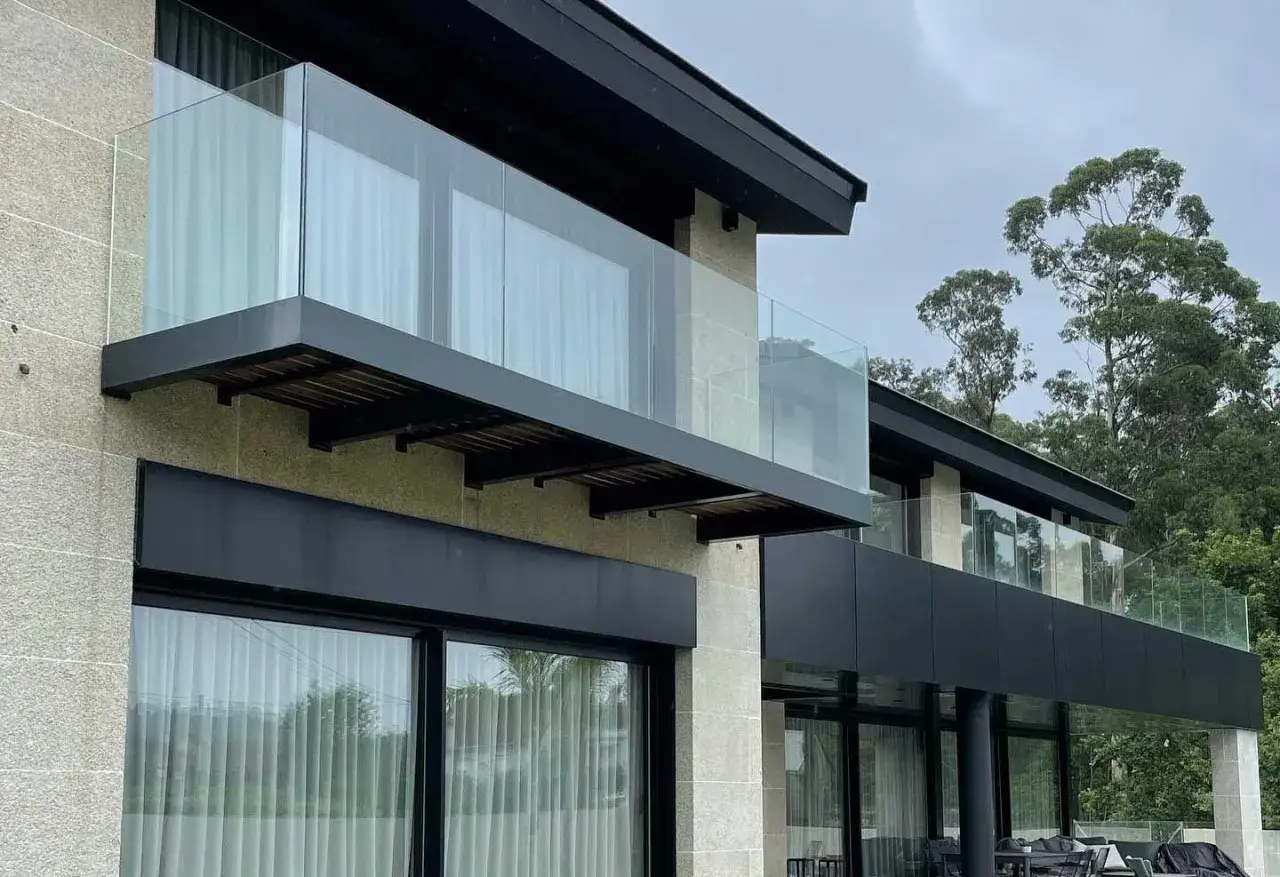 Modern house with glass railings, perfect for ideas para cerrar porche. Balconies offer stunning views.