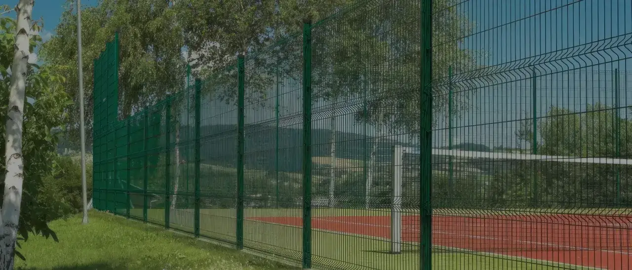Instalaci&oacute;n de una valla en desnivel para delimitar una cancha deportiva.