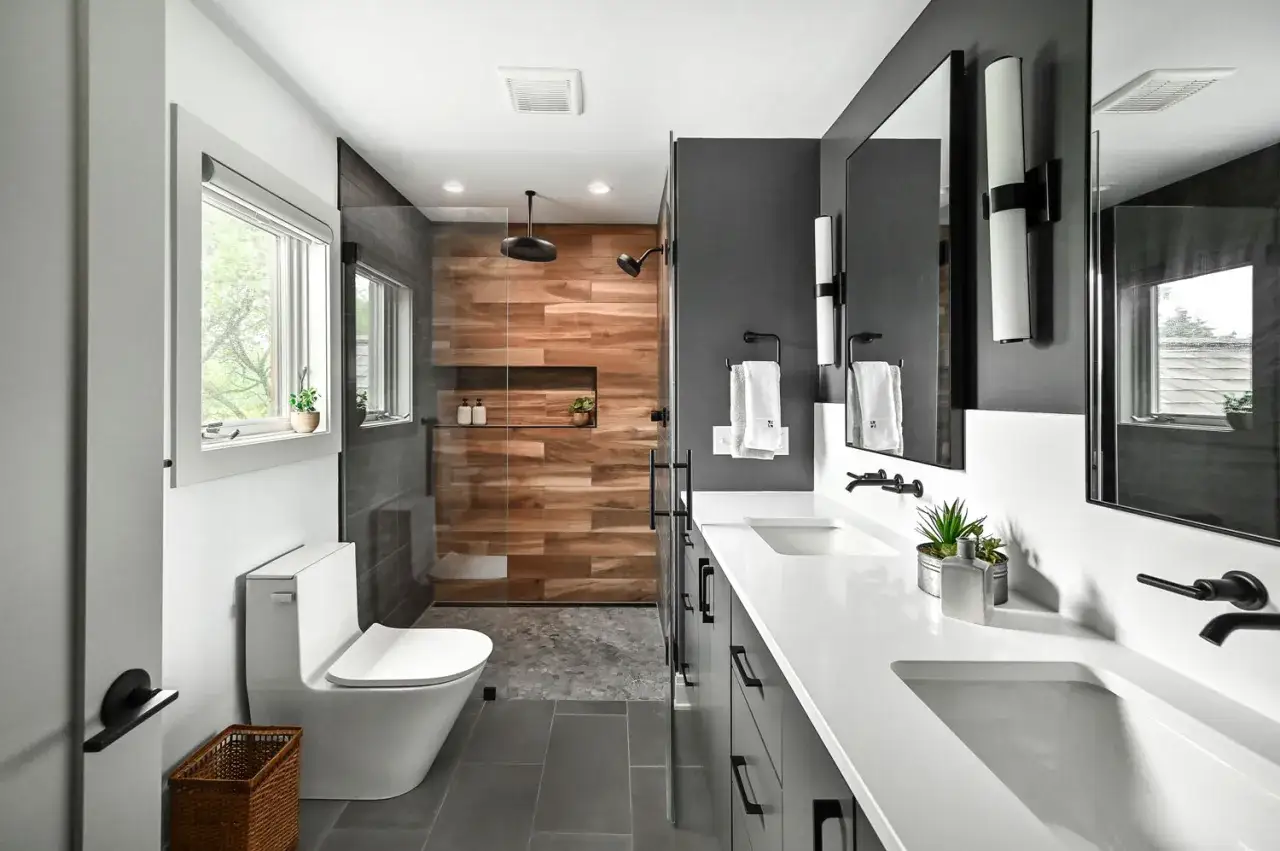 Ba&ntilde;o moderno con ducha de madera y vinilo para ba&ntilde;os sobre azulejos en el suelo.