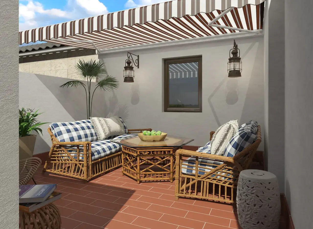 Un acogedor patio exterior peque&ntilde;o con muebles de mimbre, cojines a cuadros y un toldo a rayas. Ideal para una reforma de patio exterior peque&ntilde;o.