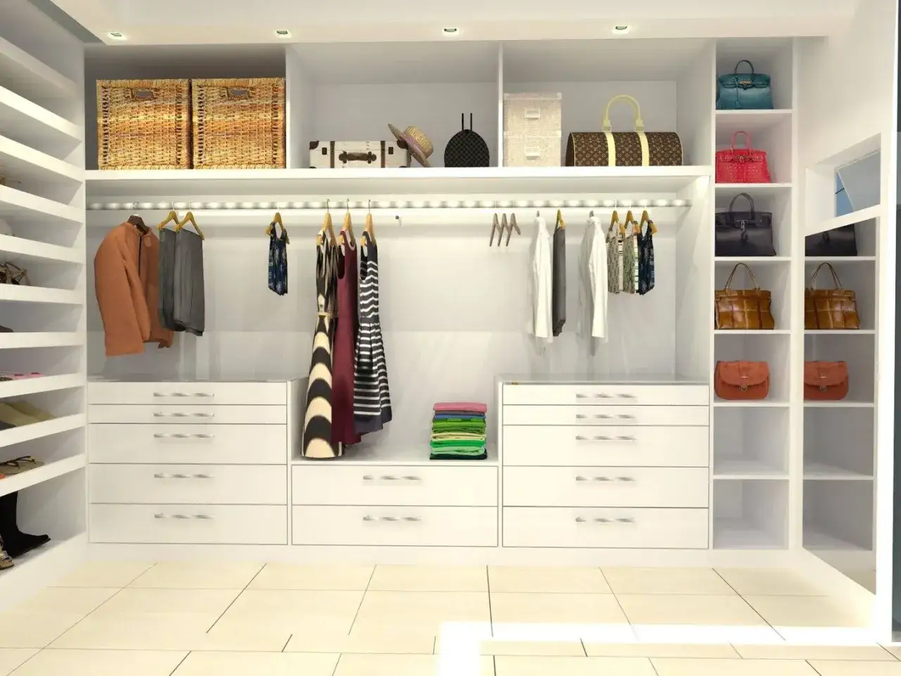 Armario de pladur con ropa colgada, bolsos de lujo y cestas. Organizado y espacioso.